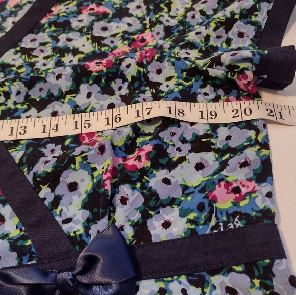 Betsy Johnson scrub top with charm sz M - Picture 6 of 10